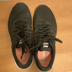 Cross trainer athletic shoes